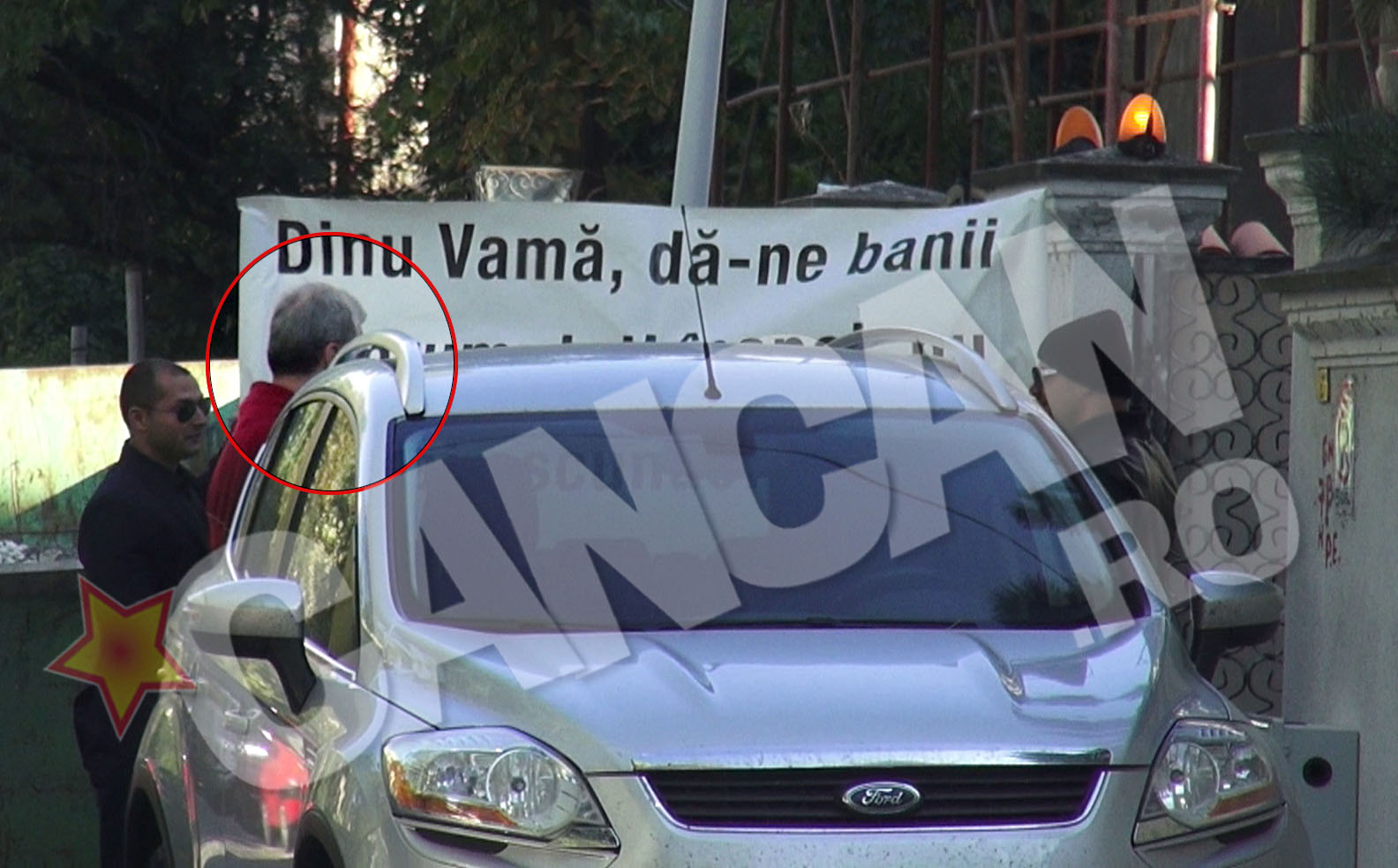 Fostul presedinte de la Rapid iese din curte zambind, dar ochii in cad pe pancarda. Se opreste sa citeasca mesajul