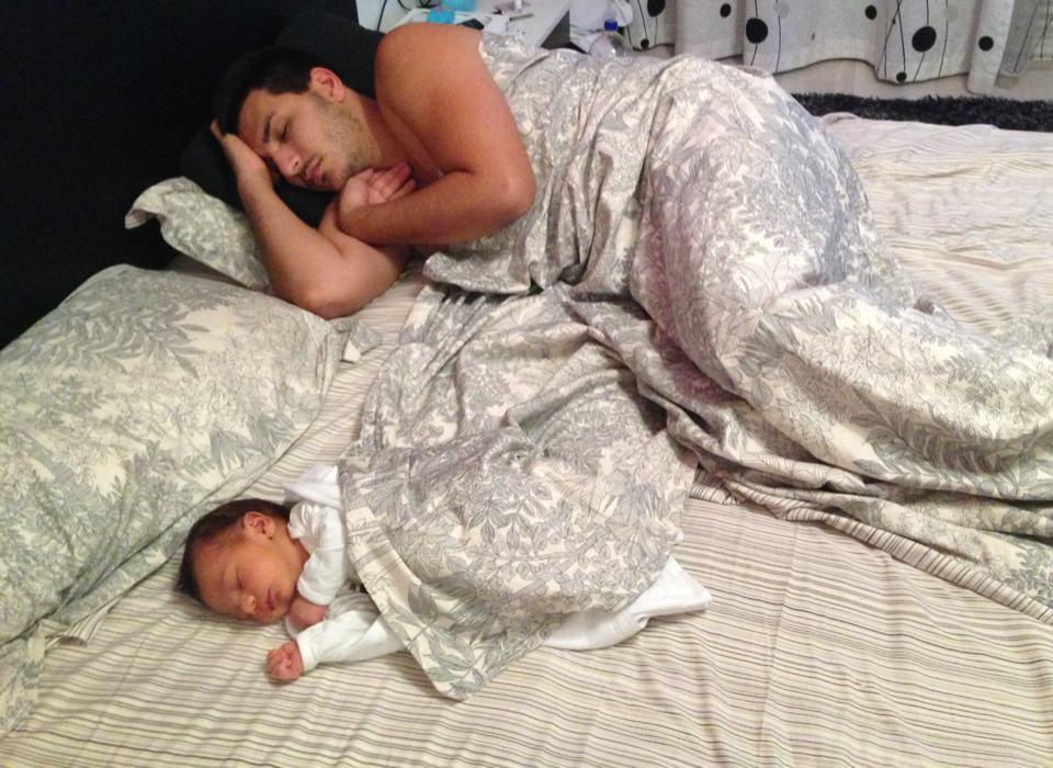 Cel mai nou membru al familiei si-a luat partea leului inclusiv din dormitorul matrimonail