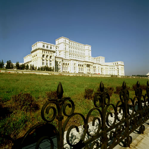 Casa Poporului a intrat de trei ori in Cartea Recordurilor