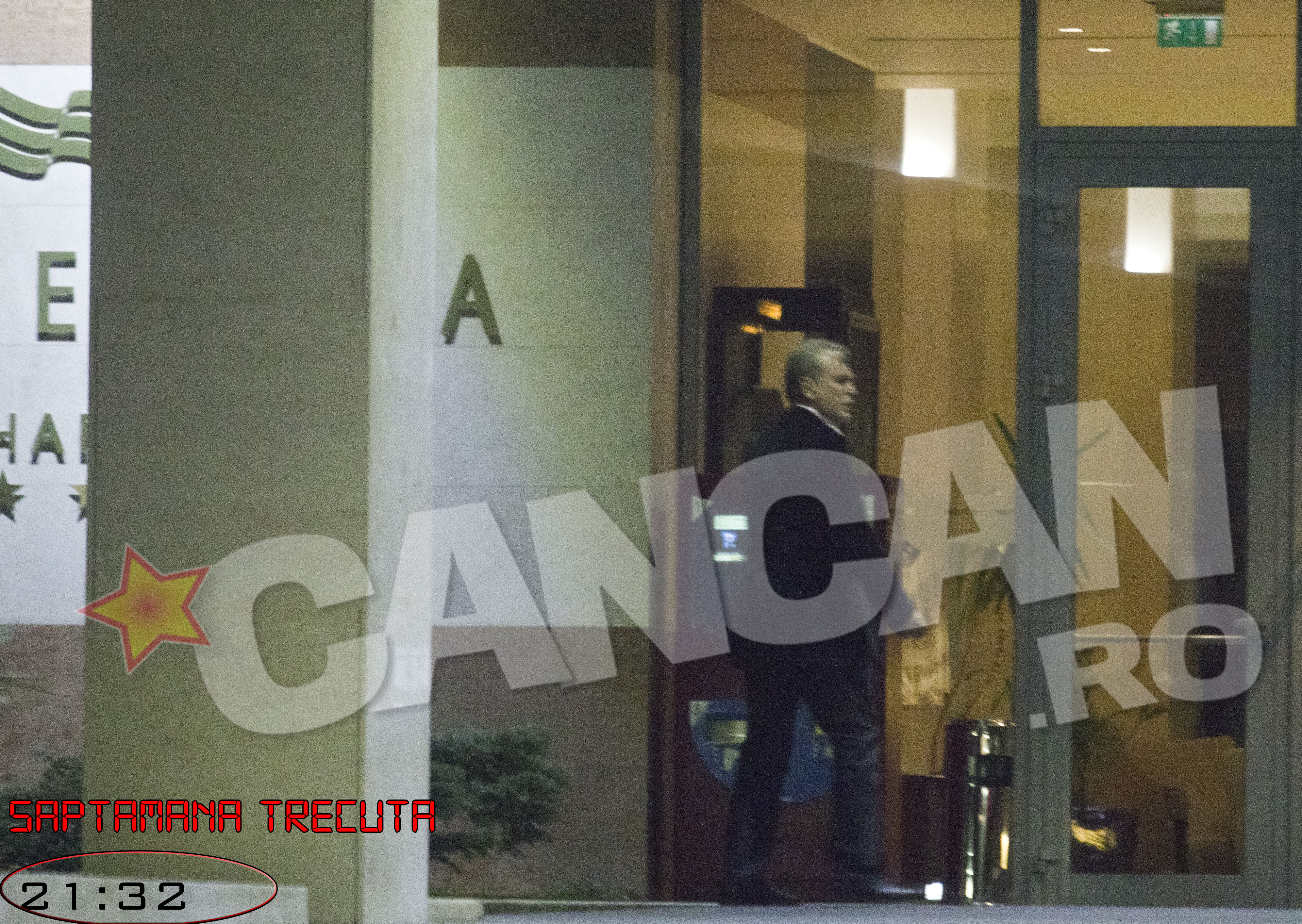 Dinu Vama a fost fotografiat saptamana trecuta intrand singur intr-un hotel din Nordul Capitalei