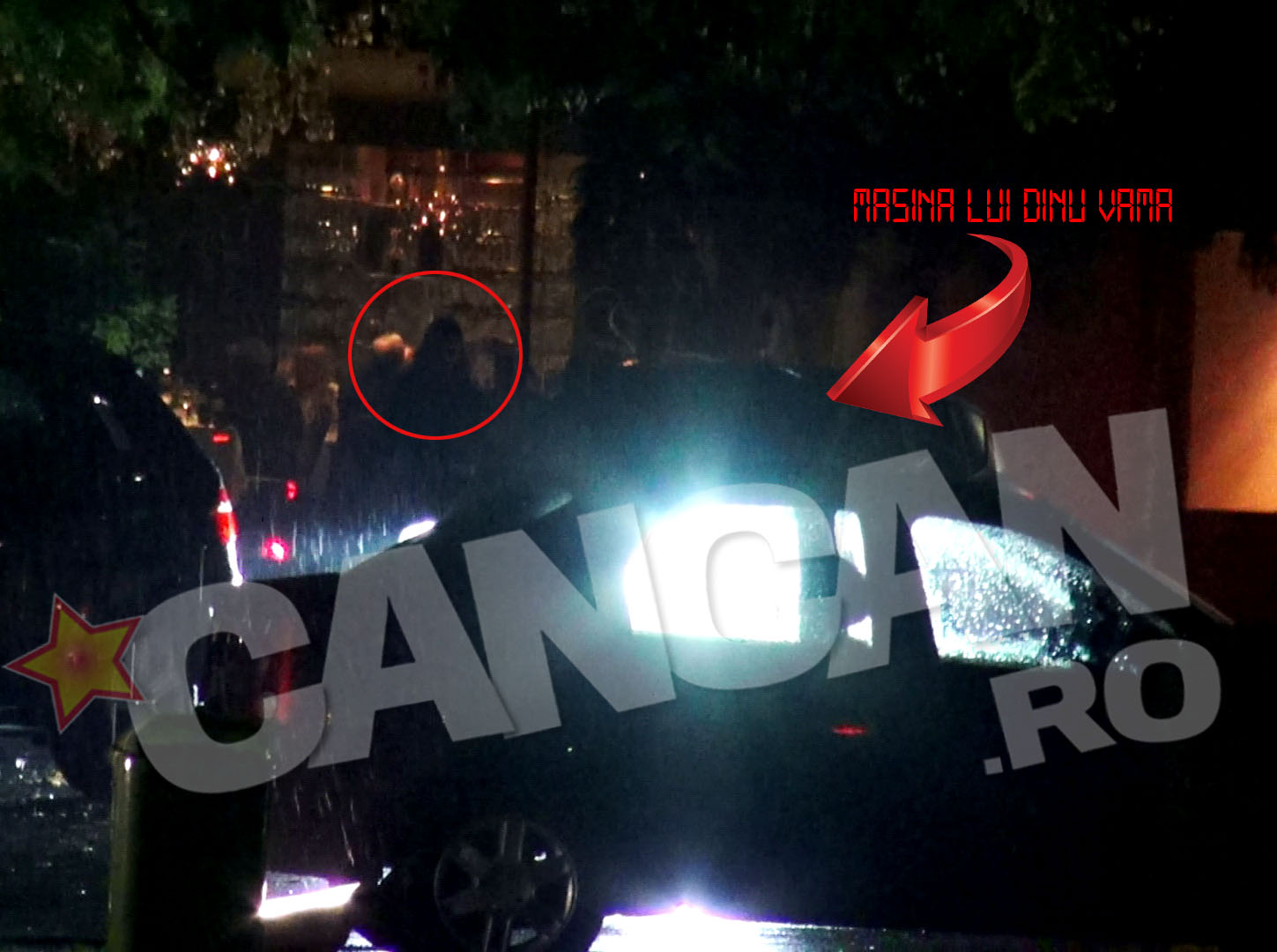 Femeia se urca pe bancheta din spate a masinii lui Dinu Vama, care demareaza in tromba