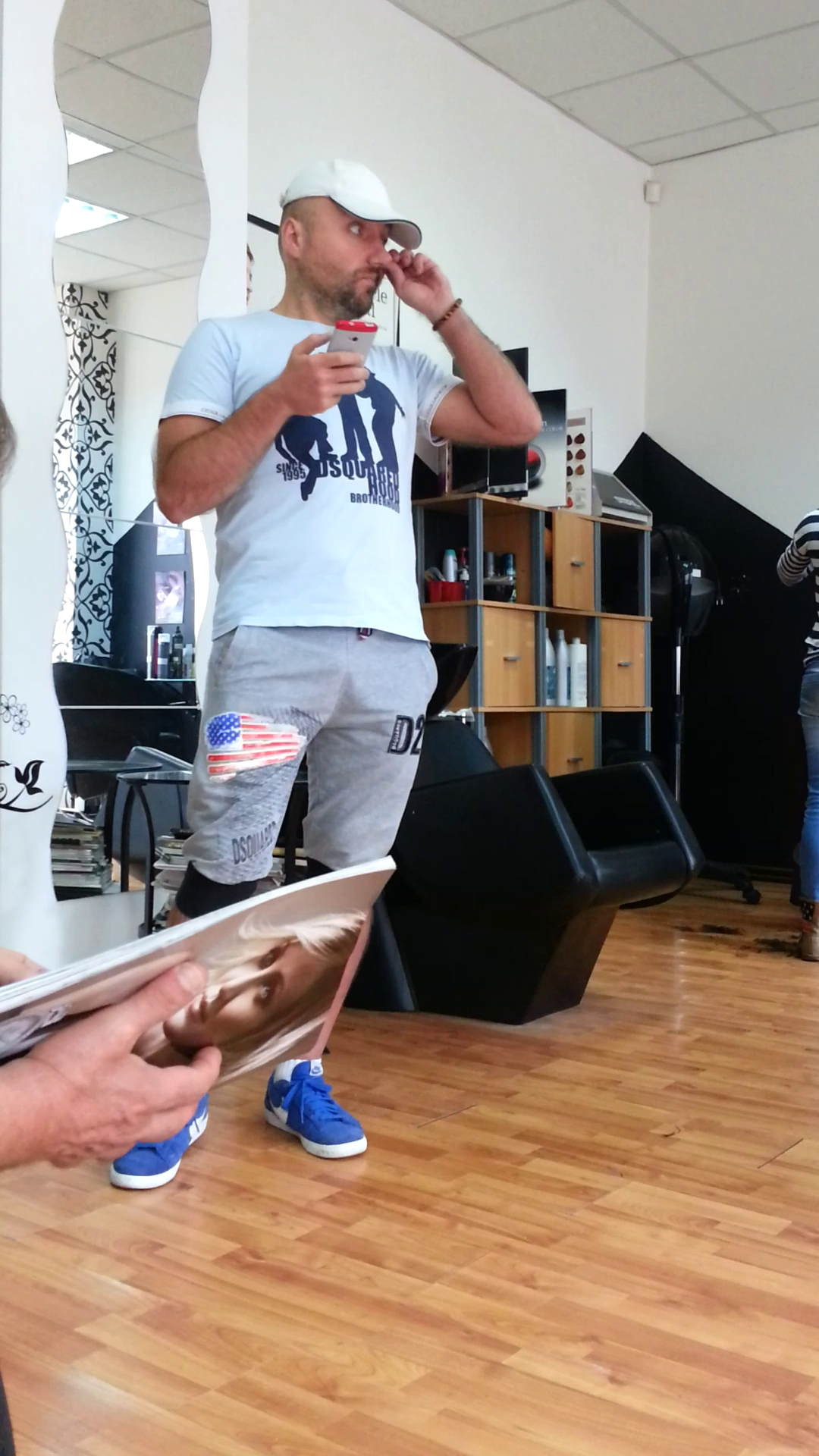 Cat timp a asteptat sa-i vina randul, Costi si-a facut igiena nazala