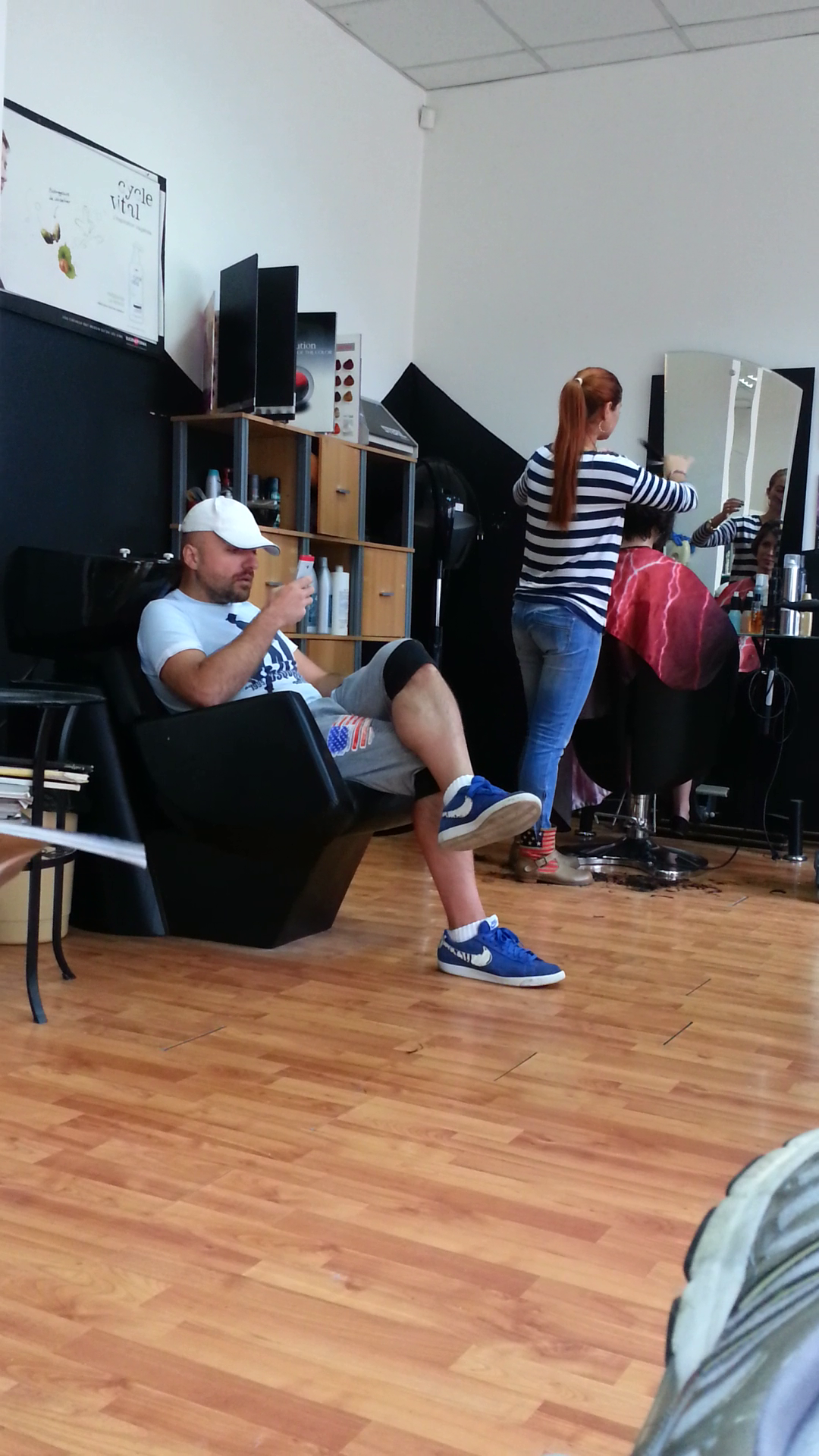 Costi s-a asezat langa scafa si si-a asteptat, linistit, randul