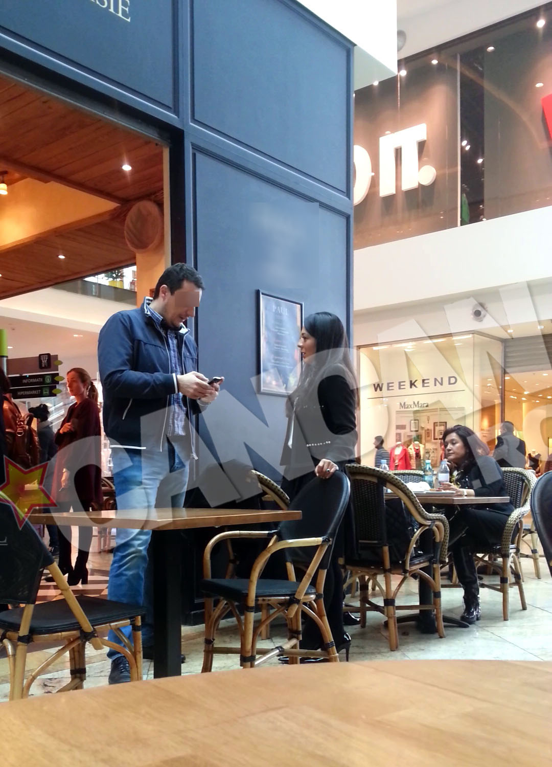 Oana Mizil si-a lasat prietenele la masa si s-a dus sa discute cu barbatul misterios