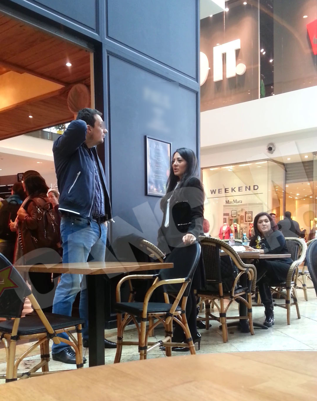 Barbatul si-a bagat mainile in buzunare si a inceput sa se unduiasca