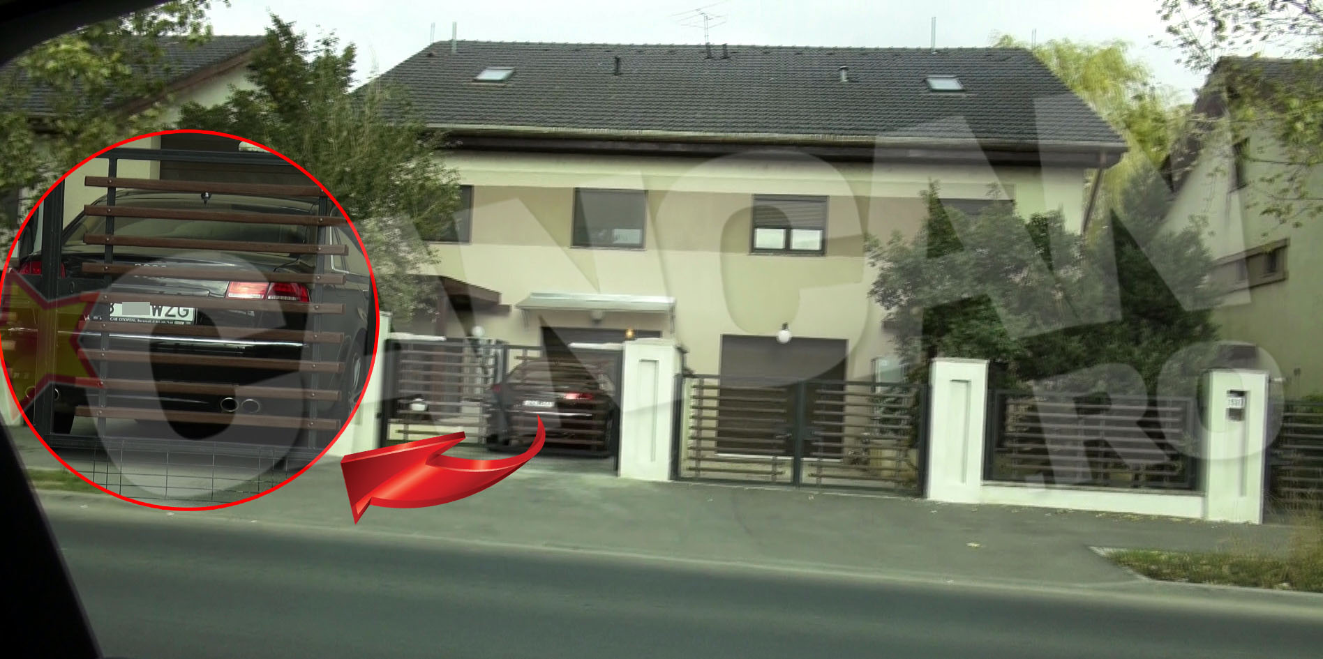 Dorin Cocos intra cu masina in curtea noii sale vile