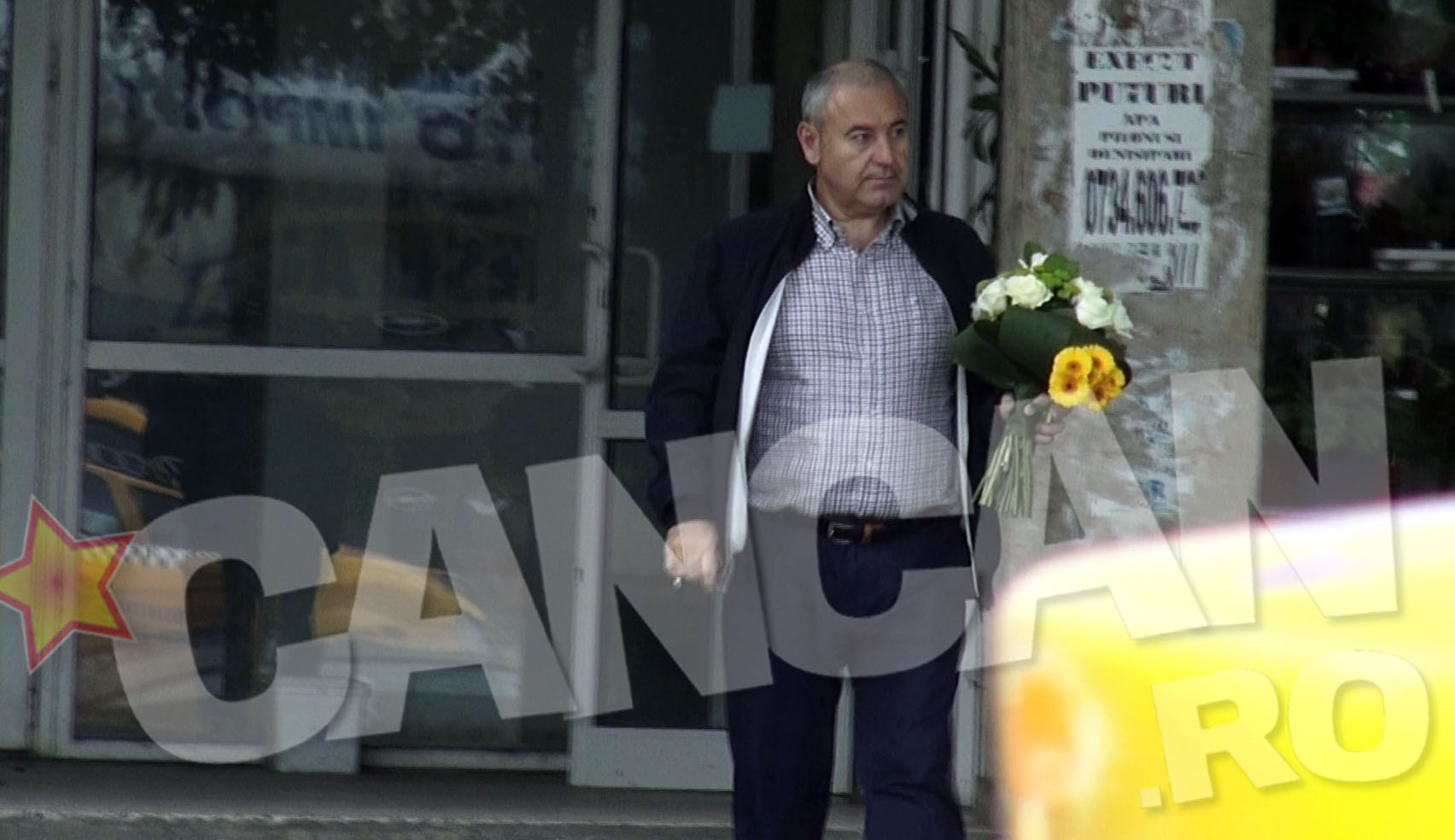 Afaceristul iese mandru din florarie