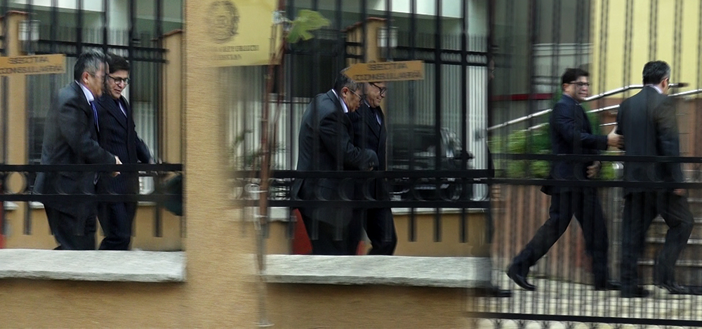 In fata Ambasadei, Stoica a fost intampinat de un oficial, semn ca intalnirea era una de “gradul zero”!