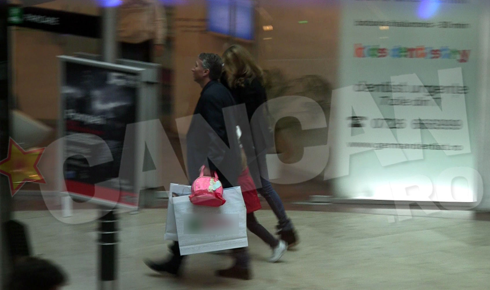 Familia Petrescu, grabita sa ajunga la masina