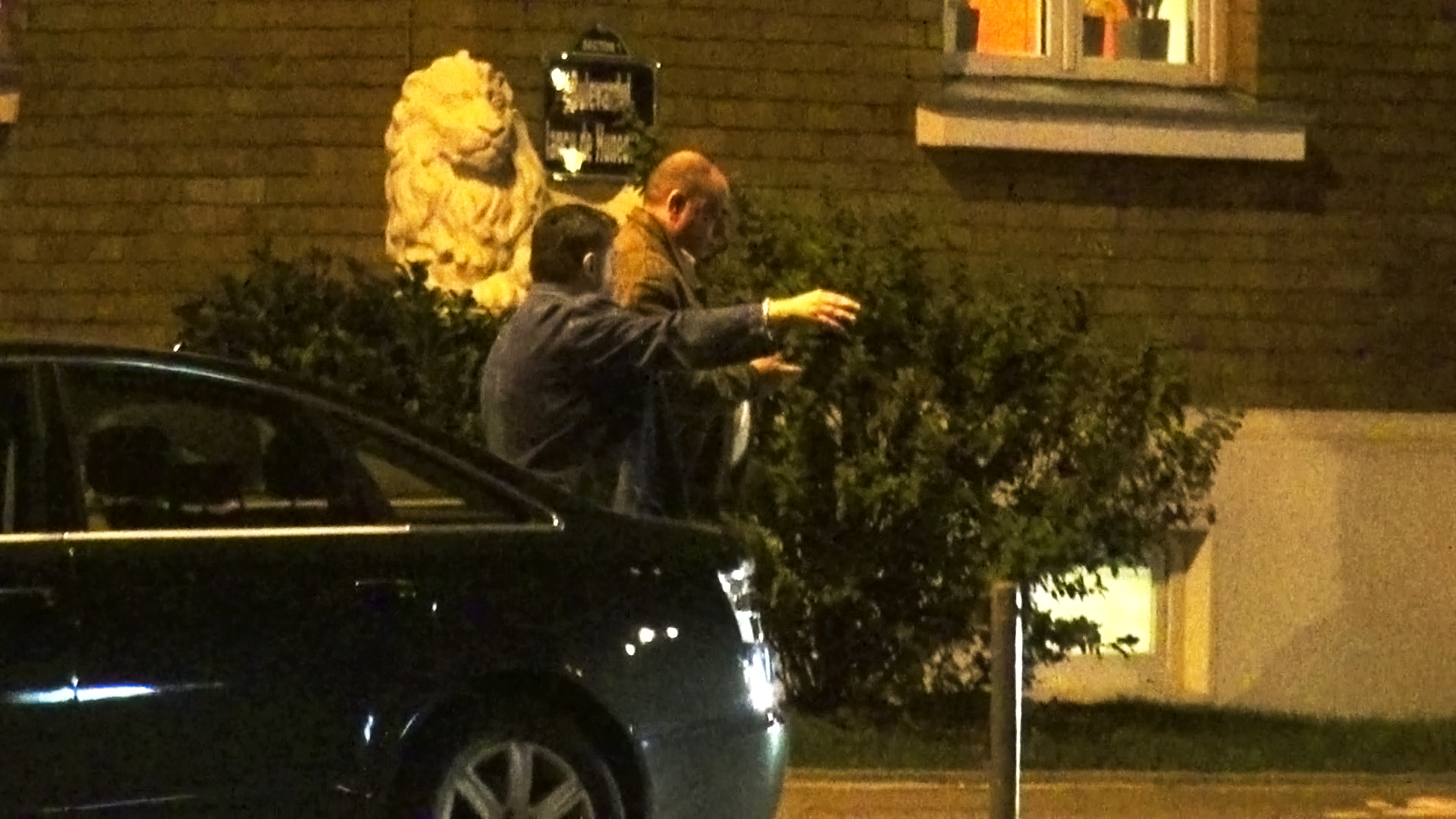 Cei doi incearca sa gaseasca un taxi