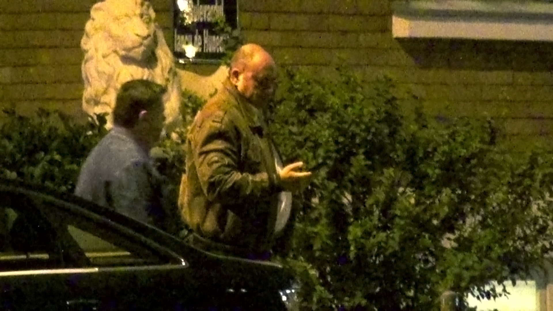 In speranta ca va gasi o masina, Mitrache butoneaza telefonul