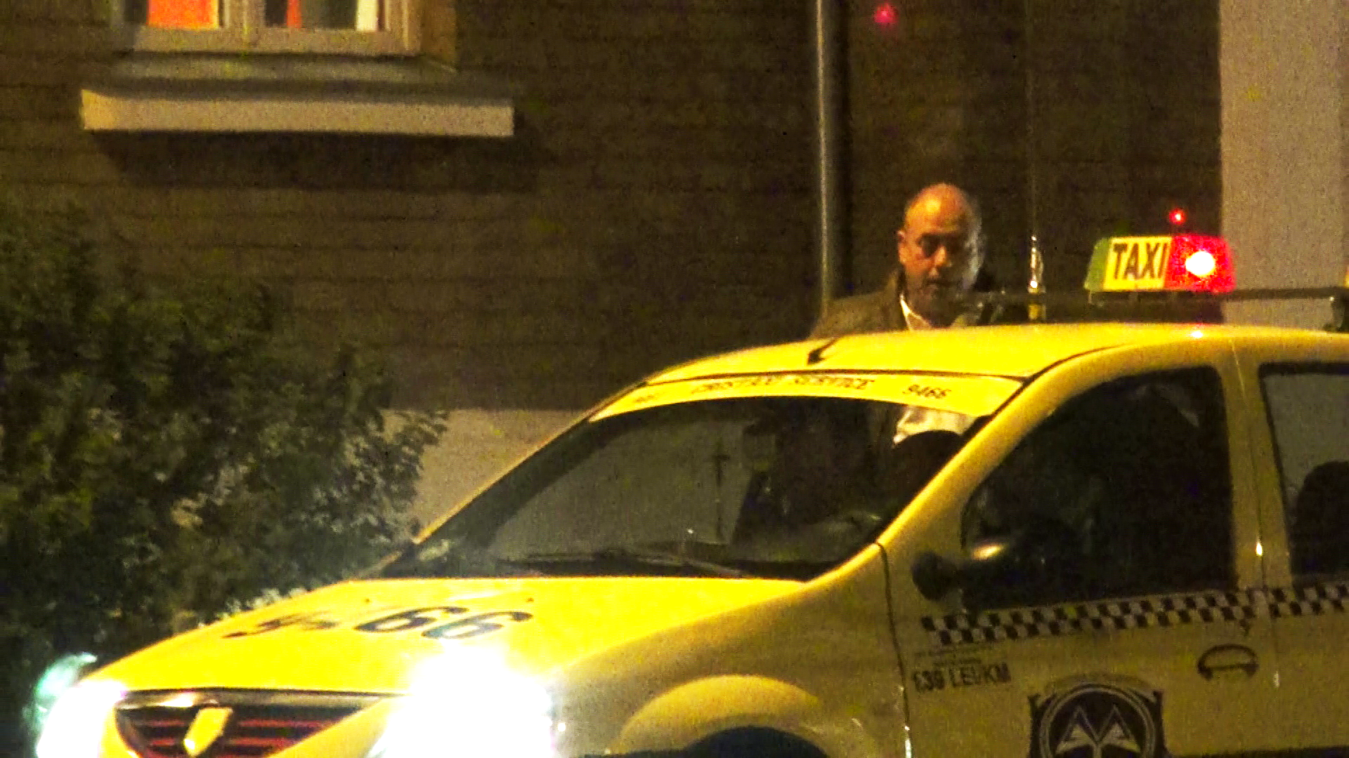 Se urca in taxi si pleaca spre casa