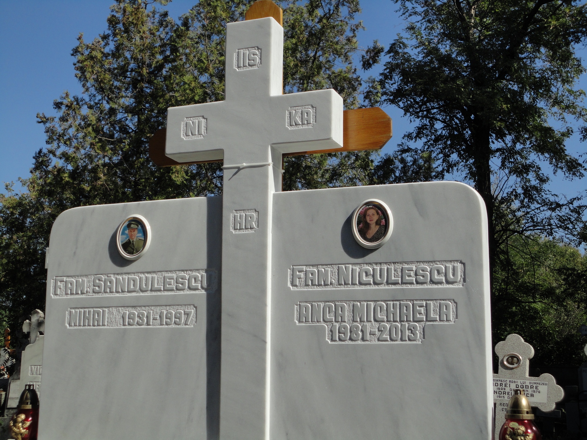 Monumentul funerara a fost amplasat de curand in cimitir