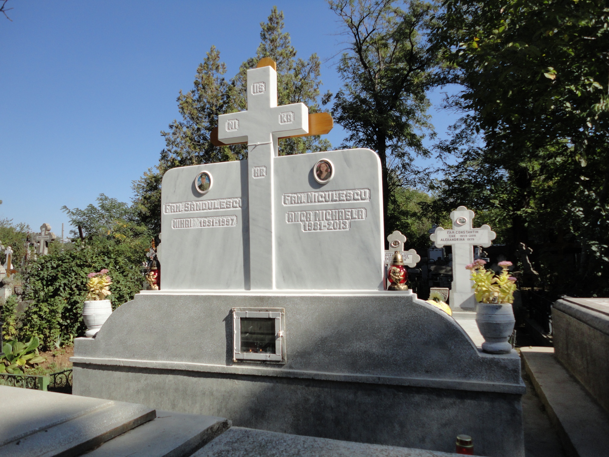 Pe placa funerara este pusa o poza cu Mica
