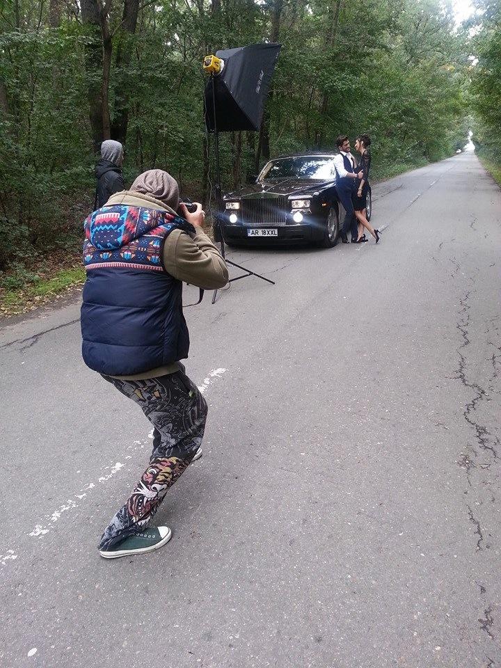 Artistul a filmat alaturi de o manechina