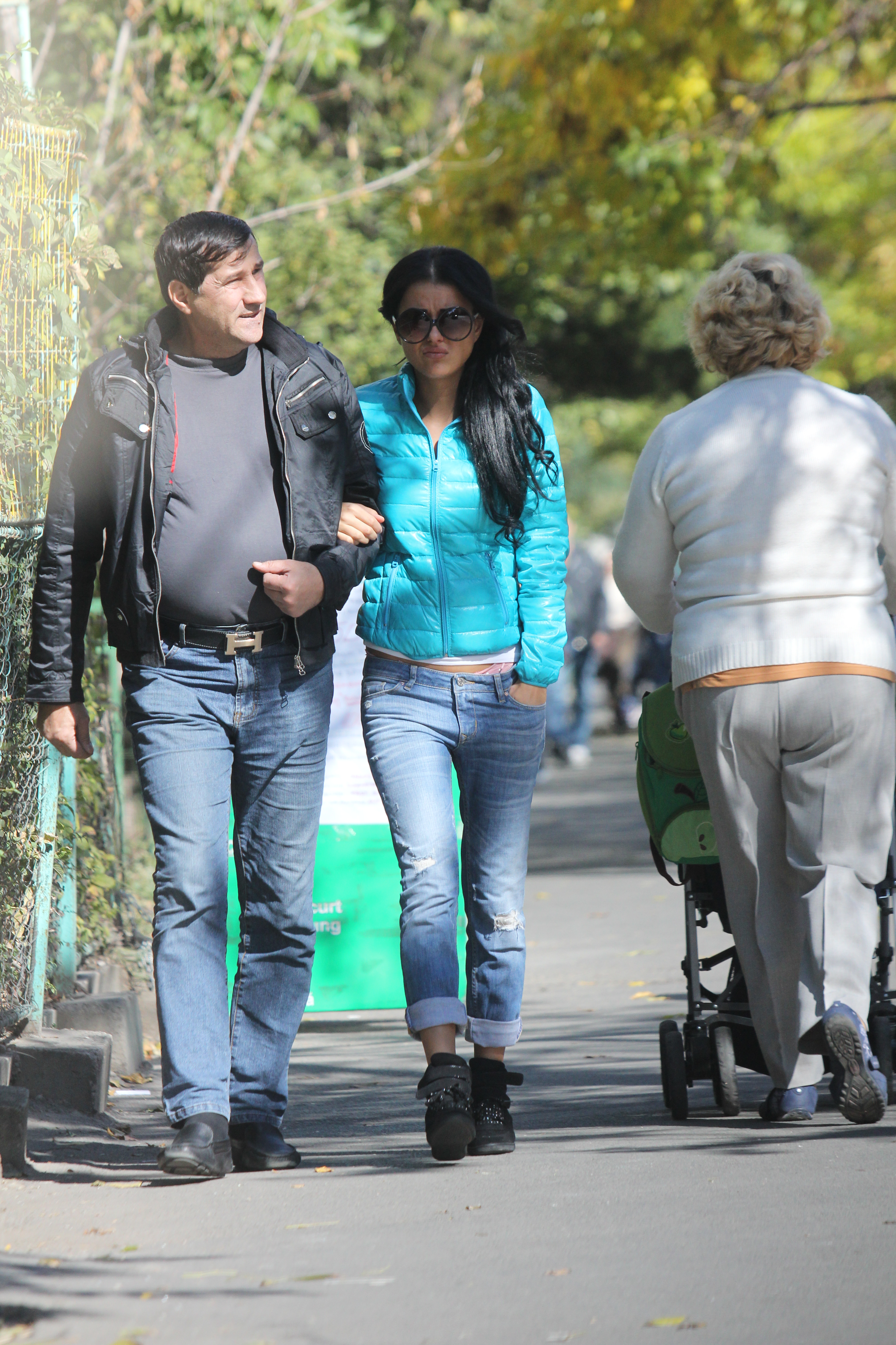 Daniela Crudu si-a scos tatal la plimbare pentru a mai trece peste socul divortului