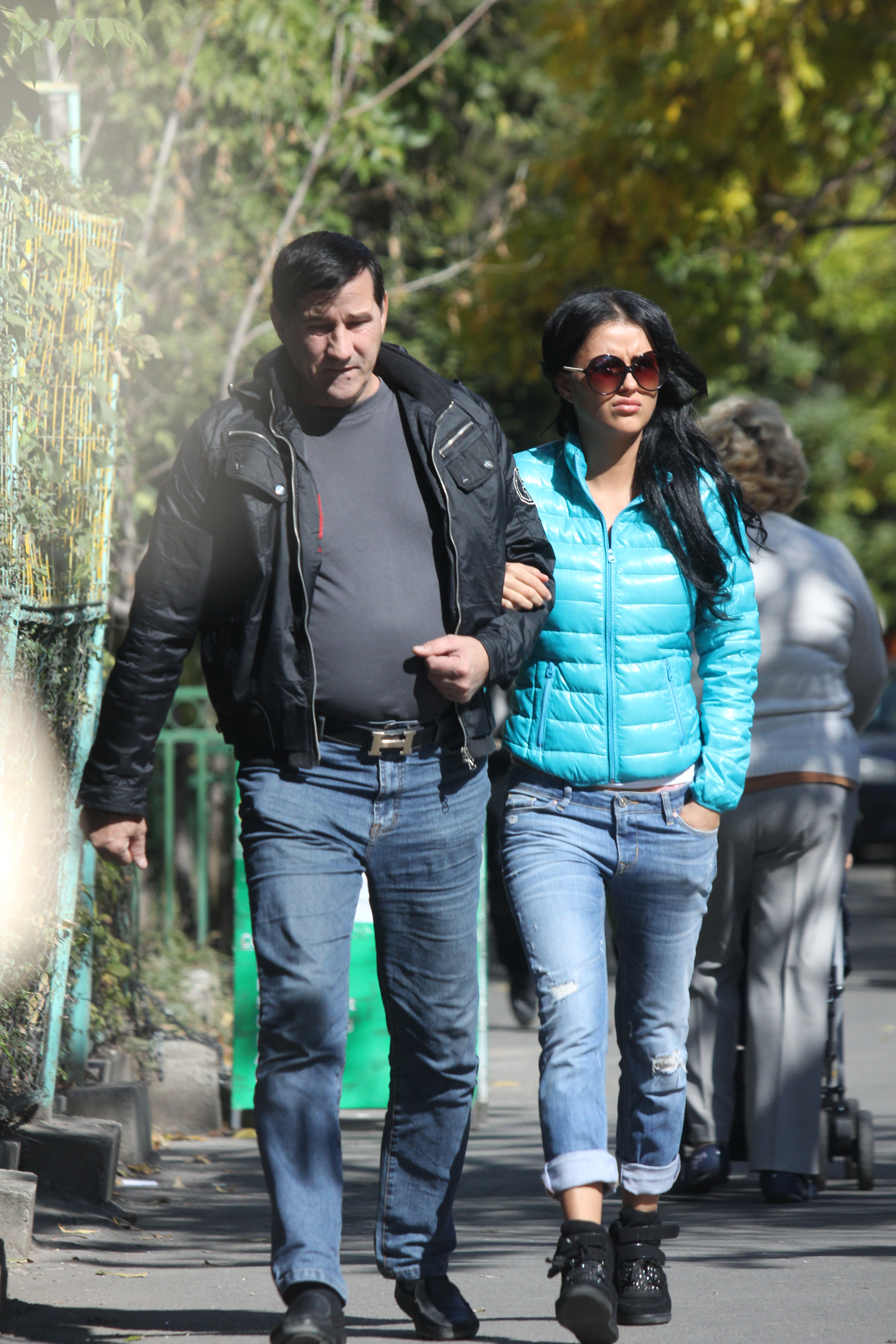 Cruduta si-a tinut tatal la brat, in semn de consolare