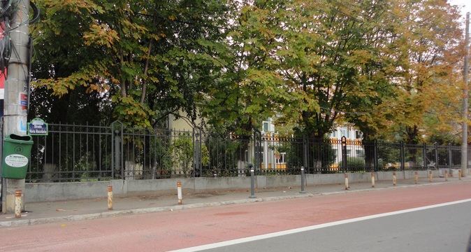 Fetele s-au batut in afara liceului