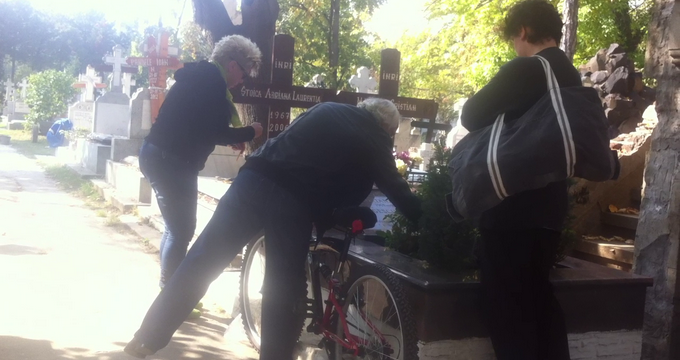 Silvia Dumitrescu a aprins mai multe lumanari la mormantul prietenei sale Laura Stoica