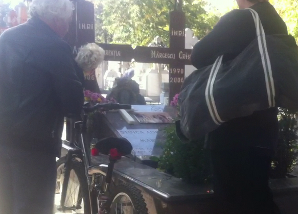 Artista a mangaiat si a pupat crucile celor doi