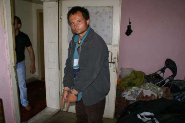 Barbatul a fost dus de anchetatori la locul crimei pentru a face reconstituirea (foto:http://crimefaracadavru.files.wordpress.com)