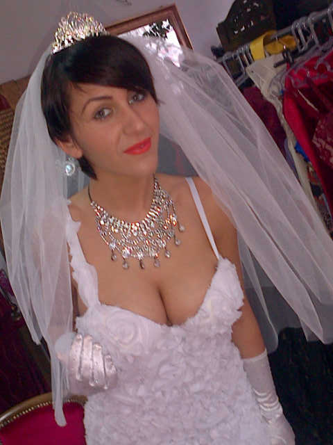 Dana Roba a aparut imbracata in rochie de mireasa, la Cancan Tv