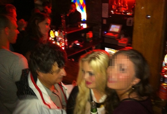 Brokerul a fost pozat in timp ce se distra intr-un club din Islanda