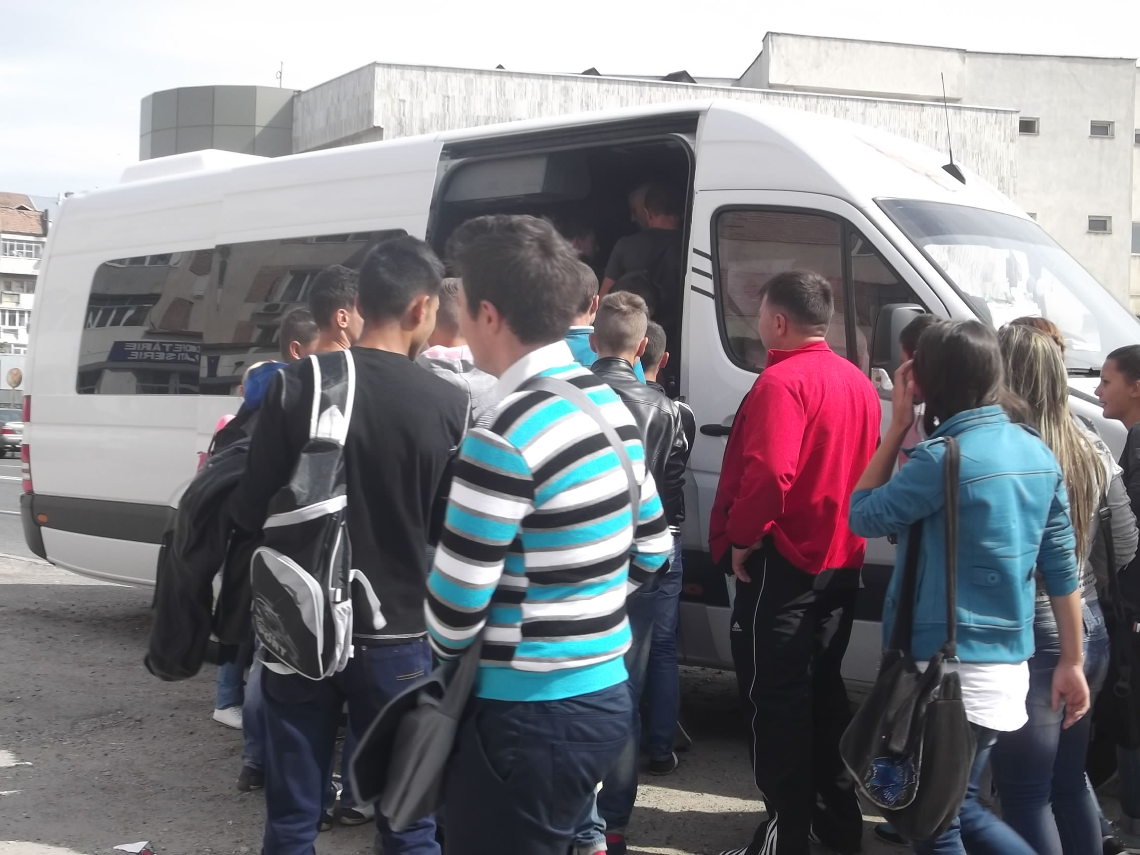 Cei peste 60 de elevi se inghesuie zilnic intr-un microbuz cu o capacitate de 18 persoane