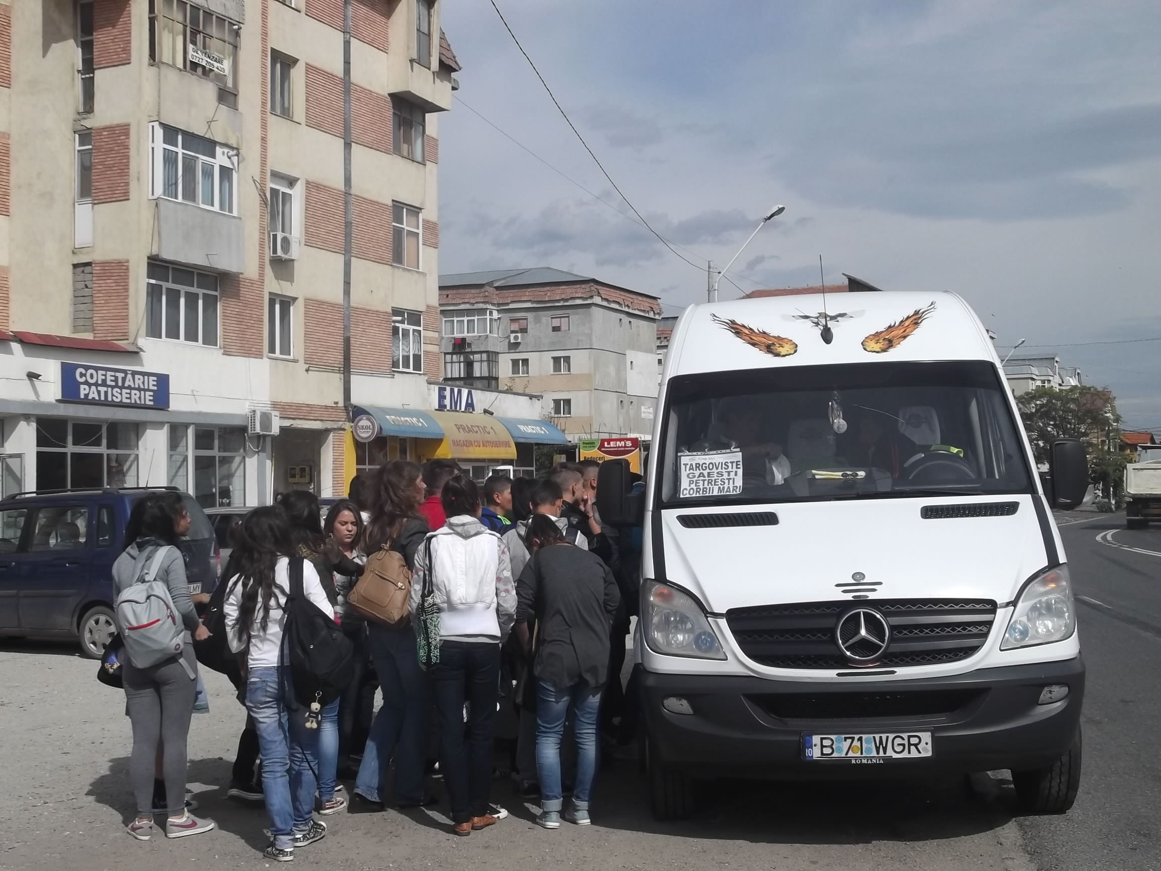 Cei peste 60 de elevi se inghesuie zilnic intr-un microbuz cu o capacitate de 18 persoane