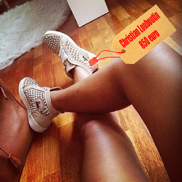 Acestia sunt, probabil, cei mai scumpi tenisi din colectia lui Bety. E vorba despre o pereche de sneakersi Christian Louboutin cu tepi, modelul purtat si de celebrii cantareti Rihanna si Pharrell