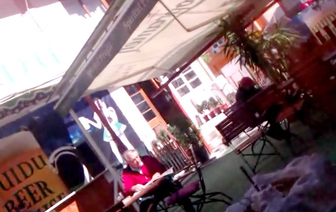 Vizibil abatut, Florin Huidu isi serveste singur clientii