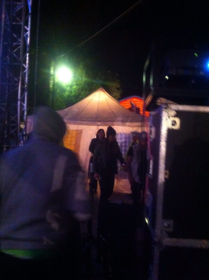 Antonia s-a distrat cu dansatorii in spatele scenei