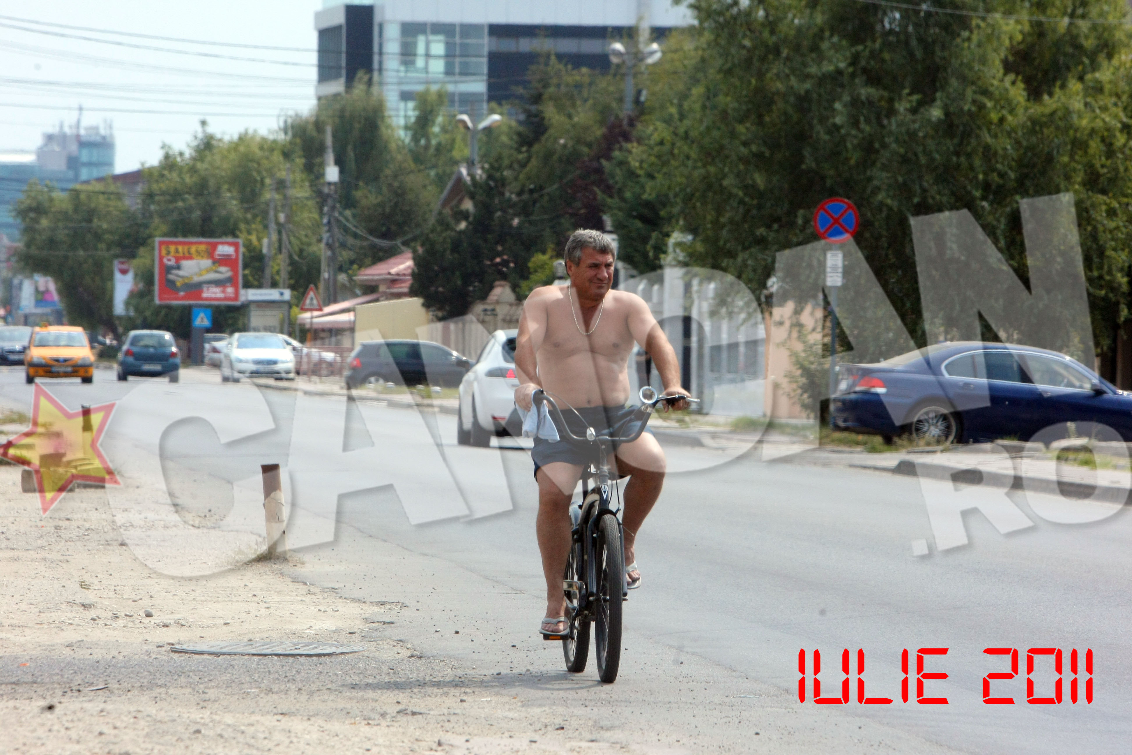 E obisnuit sa mearga dezbracat prin sat