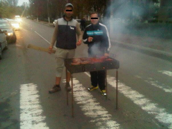 Cei doi constanteni i-au sfidat pe soferi cu un gratar facut in mijlocul strazii