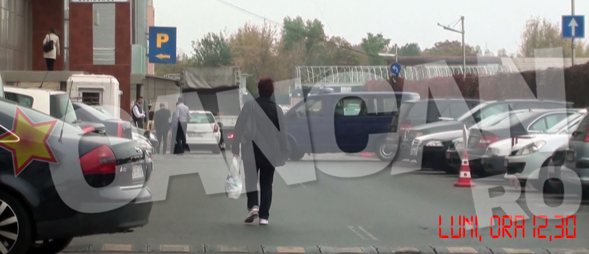 O duba a politiei a ajuns in fata hotelului in care locuieste manelistul in jurul pranzului