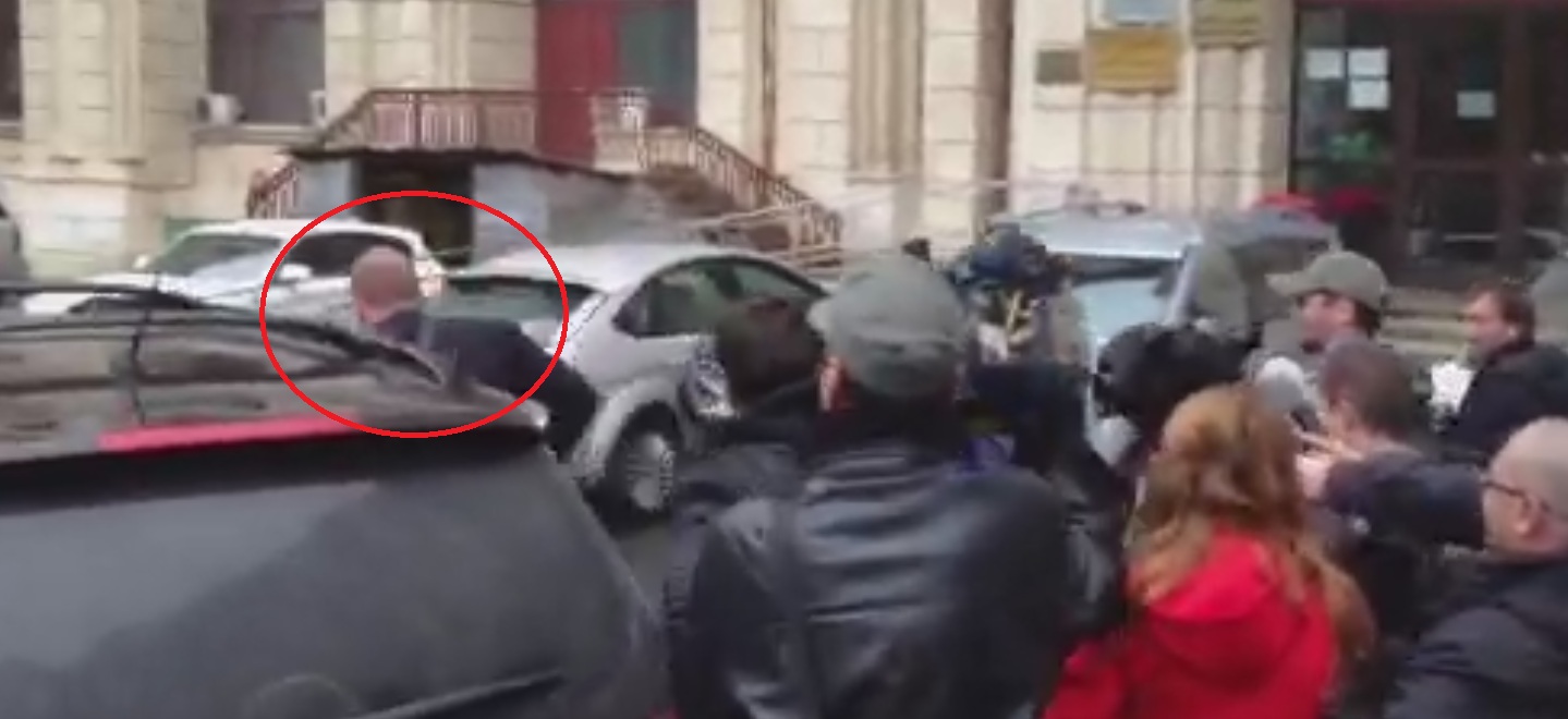 Tolea a fugit, deranjat de intrebarile jurnalistilor