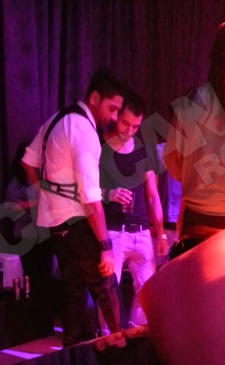 Artistul s-a relaxat cum a stiut mai bine inante de a urca pe scena