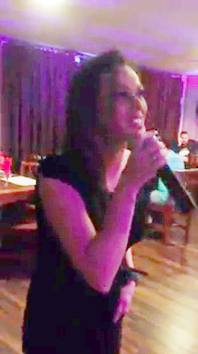 Bruneta s-a distrat la karaoke