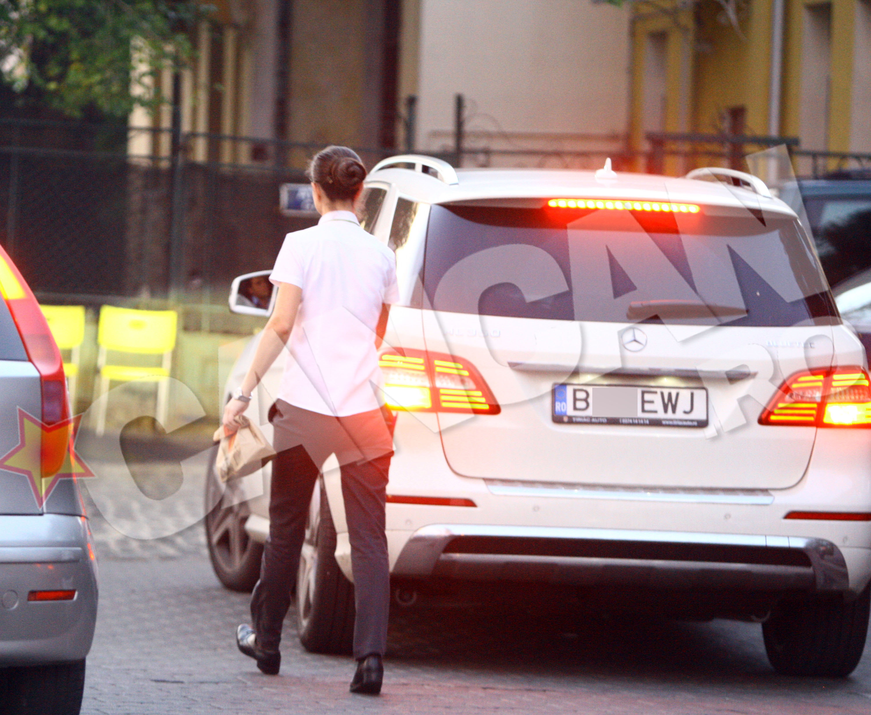 Eba si Syda au asteptat in parcare comanda