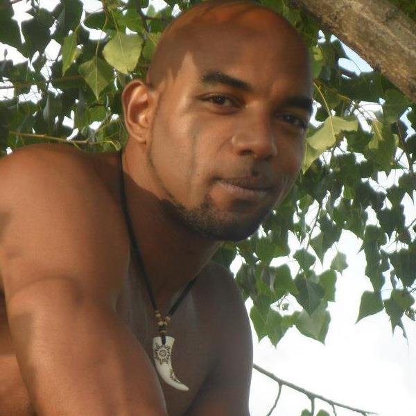 Congolezul isi lucreaza muschii la sala de forta