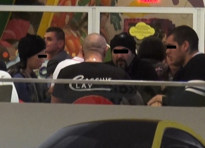 Oana lasa capul jos, umil, in timp ce tatal ei o cearta