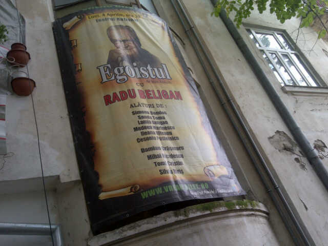 Afisul este lipit pe geamul casei in care locuieste Radu Beligan