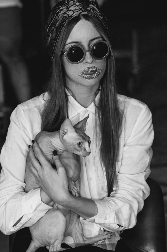 Nu numai gaina, ci si pisica a stat in bratele Iuliei Albu