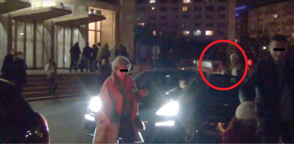 Monica Tatoiu urca in masina dupa ce sotul ii deschide portiera