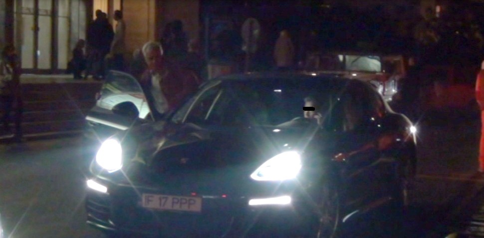 Sotul vedetei urca in fata