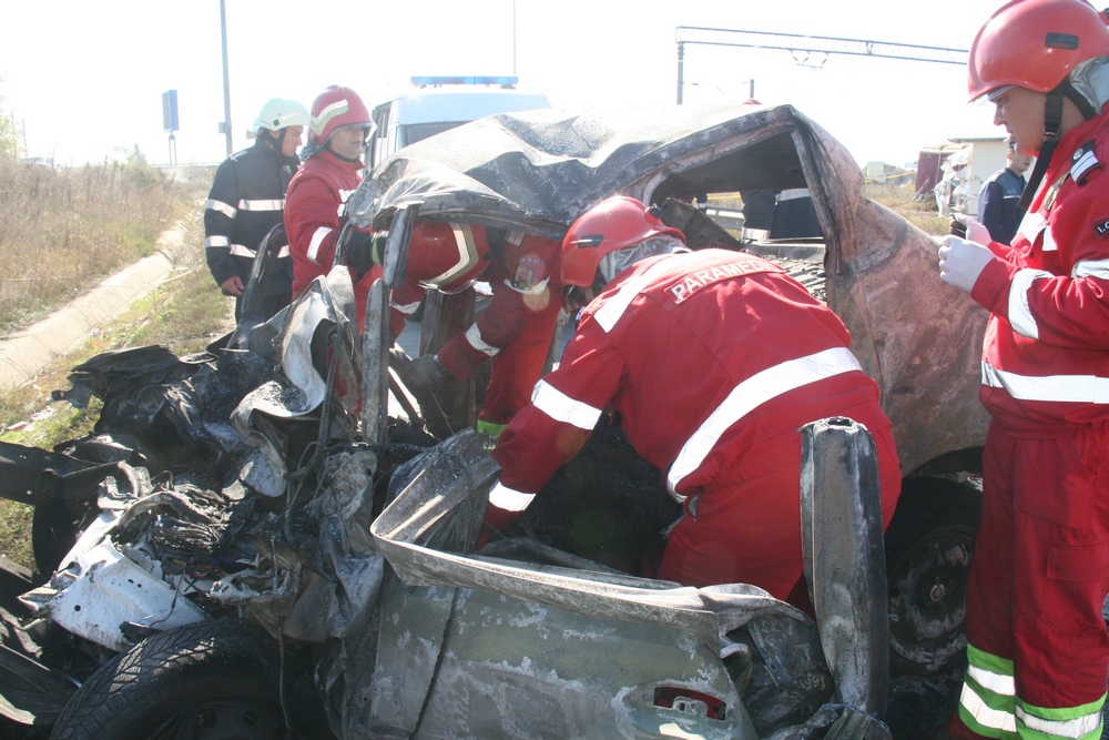 Maisina in care se aflau cei doi a intrat pe contrasens si a lovit un TIR