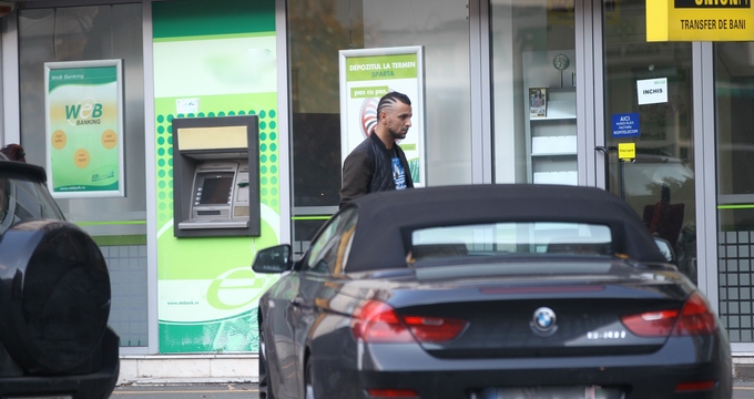 Artistul francez Ralflo a fost surprins sambata int imp ce se plimba singur prin Dorobanti