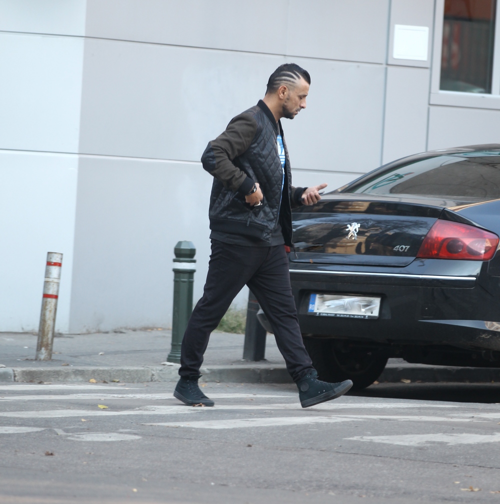 Tanarul parea ingandurat si isi verifica mereu telefonul