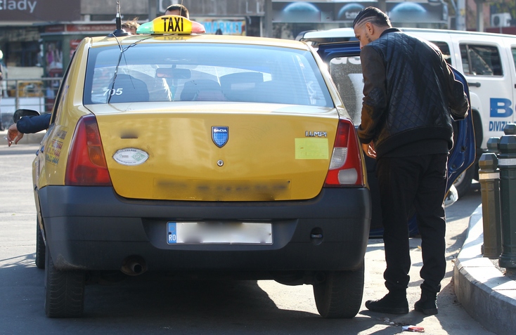 Dupa ce a mers mai mult timp pe jos, artistul a preferat sa-si continue plimbarea cu un taxi
