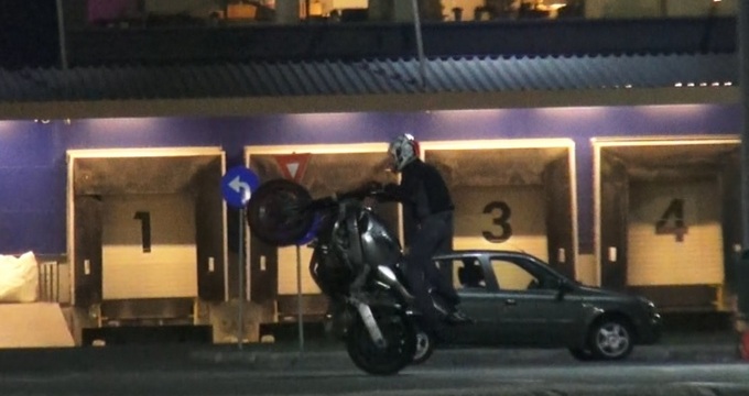 Tanarul a facut furori in parcarea unui mall din Capitala